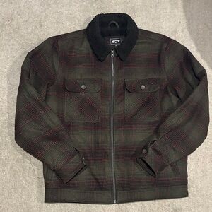 Billabong Barlow Sherpa Lined Trucker Jacket in a dark forest plaid XL